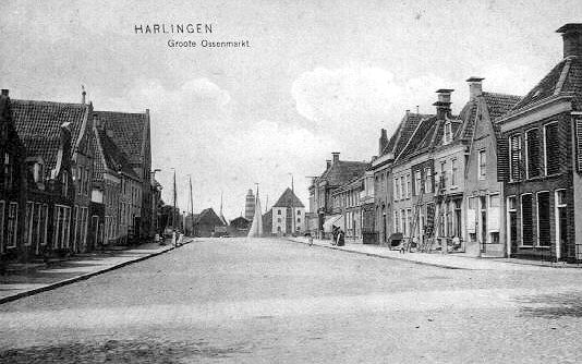 De Grote Ossenmarkt in Harlingen op een oude prentbriefkaart. 
