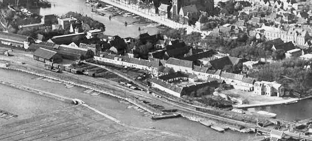 De Zuidergracht met de spoorlijn, de Zuiderhaven en rechts de Wasbleek op een luchtfoto